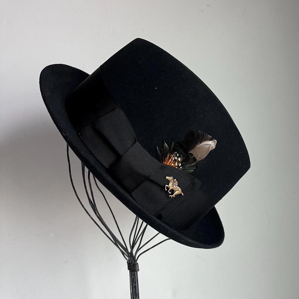 Vintage Men’s Black Felt Hat with Feather Accent & Horse Pin – 7 1/8 Size